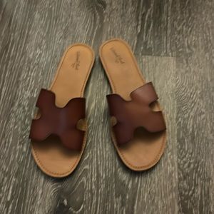 GUC Universal Thread Sandals